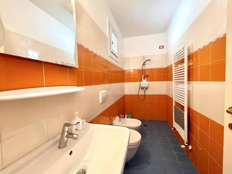 une salle de bain avec un lavabo et des toilettes dans l'établissement Villa Licia, à Gardone Riviera 21 autres photos
