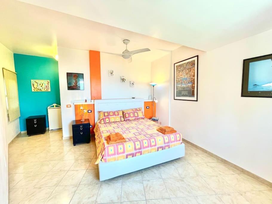 une chambre avec un lit dans une pièce dans l'établissement Villa Licia, à Gardone Riviera