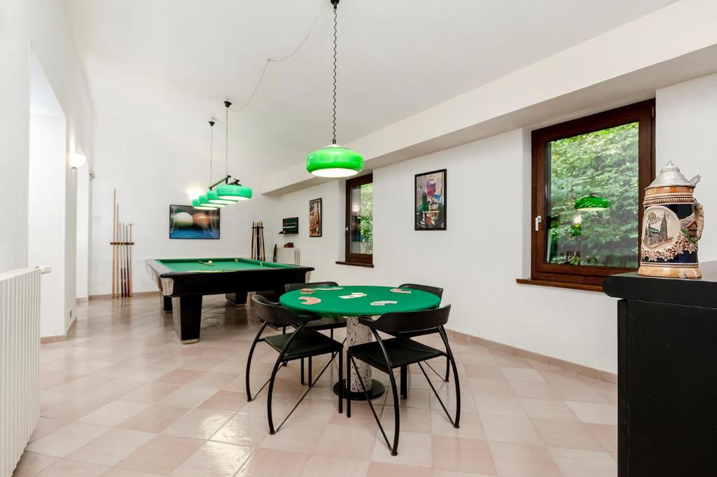 une salle avec deux tables de billard et une table de ping-pong dans l'établissement Villa Valleggia with pool, à Castelnuovo