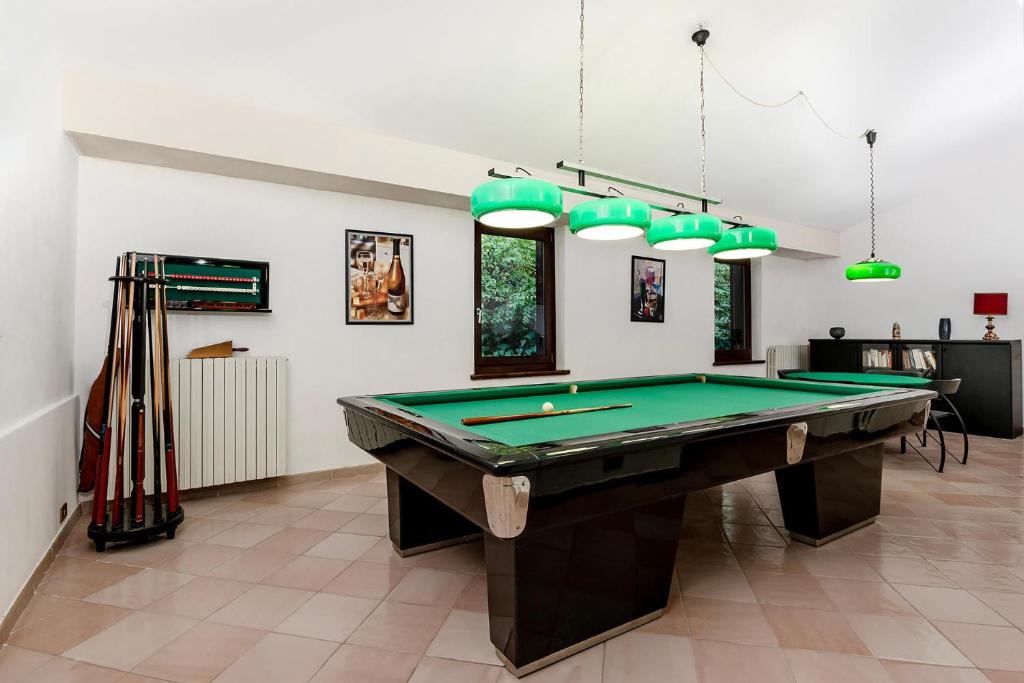- une salle de billard avec un billard dans l'établissement Villa Valleggia with pool, à Castelnuovo