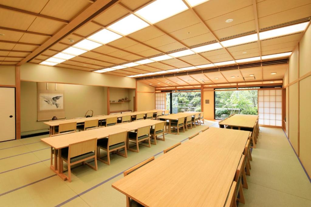 une salle de classe avec des tables et des chaises dans un bâtiment dans l'établissement 有馬温泉ラコンテ有馬, à Kobe 47 autres photos