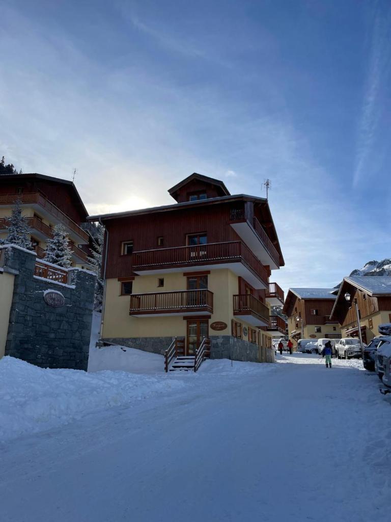 un bâtiment avec de la neige sur le sol devant lui dans l'établissement Panorama Valfréjus, à Modane