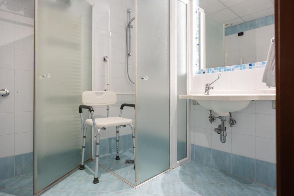 une salle de bain avec un lavabo et une douche dans l'établissement Hermitage Hotel, à Silvi Marina
