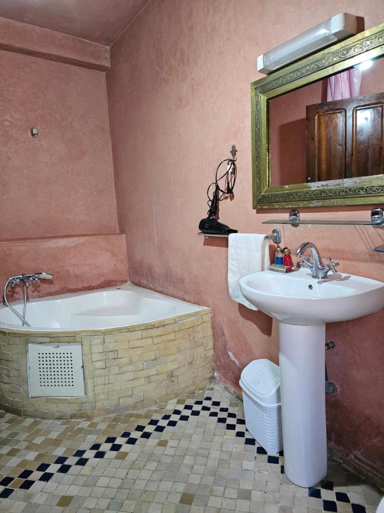 une salle de bain avec un lavabo et une baignoire et un lavabo dans l'établissement Riad Oussagou, à Imlil 37 autres photos