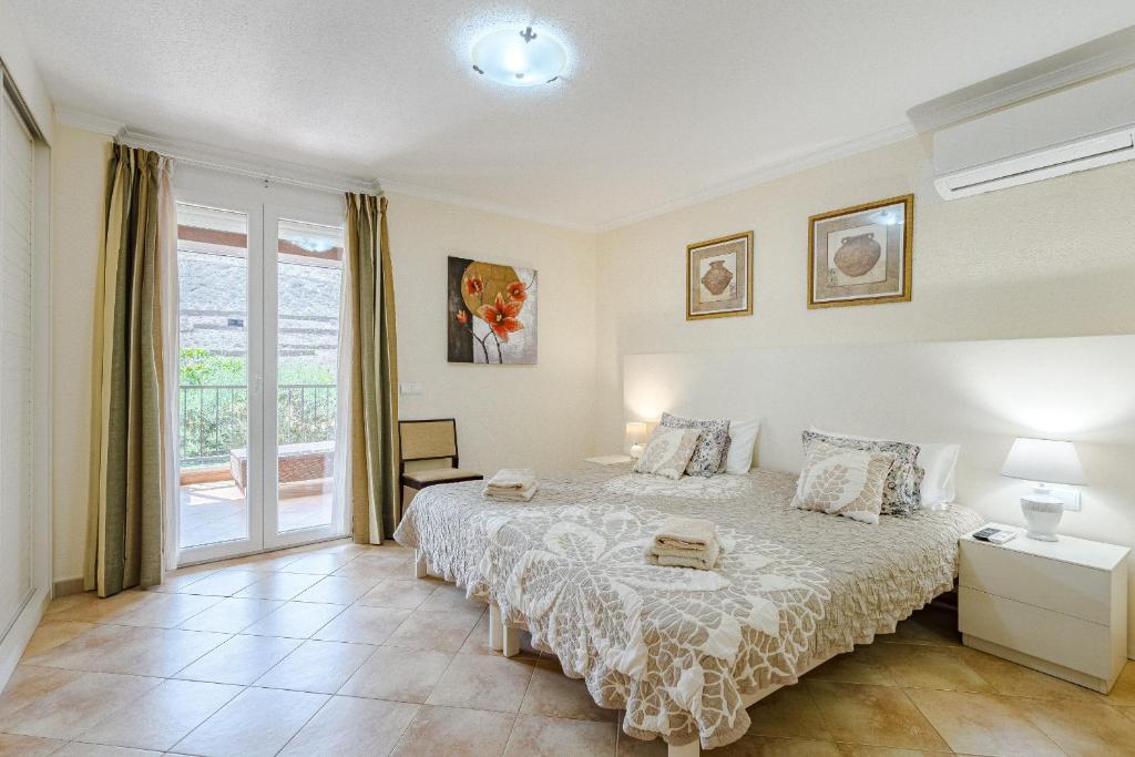 Villa with private pool and beautiful garden 8