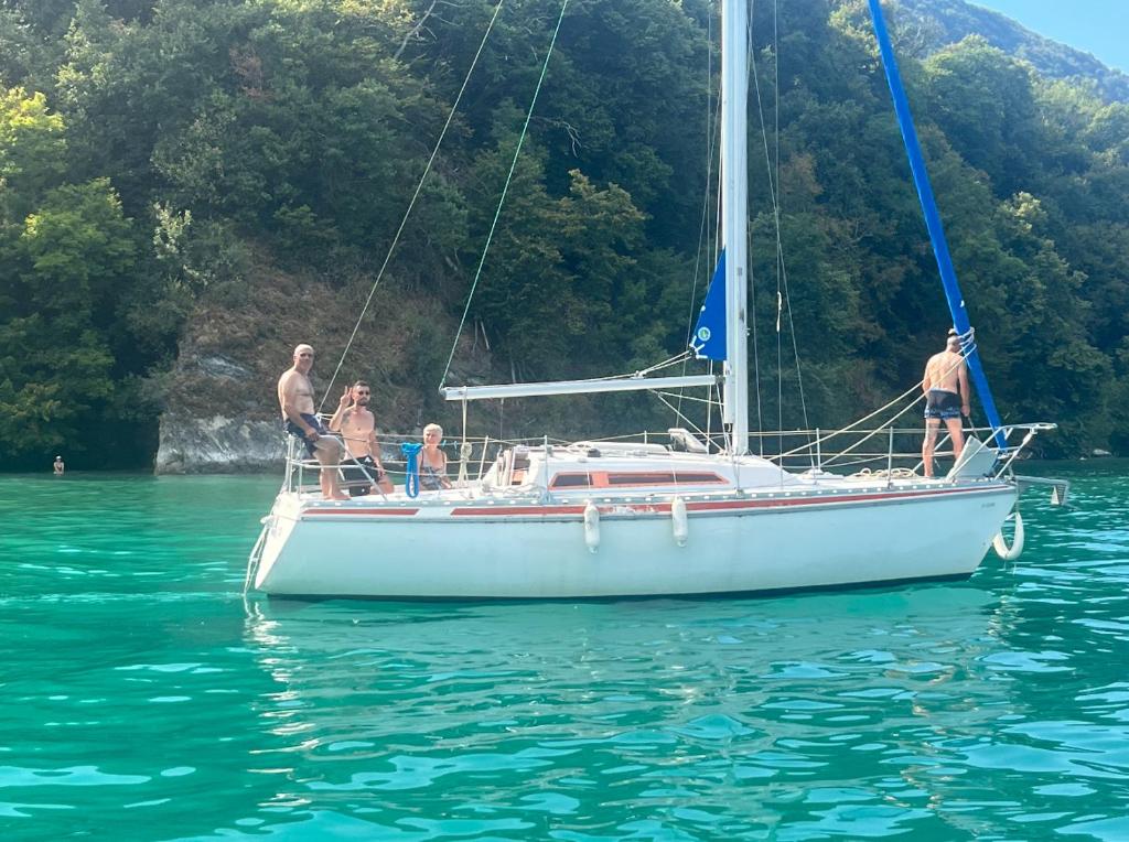 un groupe de personnes sur un voilier dans l'eau dans l'établissement Voilier Aix les bains, à Brison-Saint-Innocent