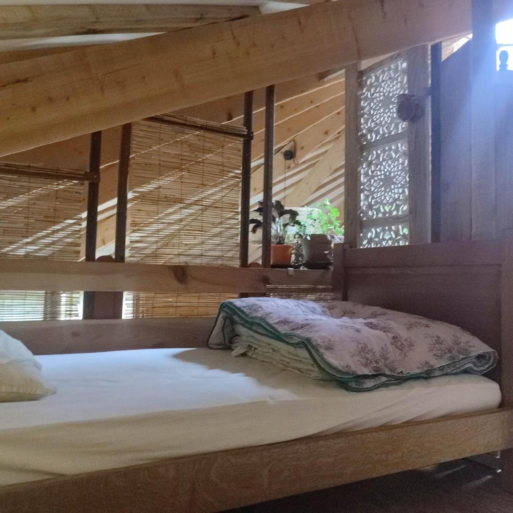une chambre avec deux lits superposés dans une pièce dans l'établissement Grande yourte, à Boulc