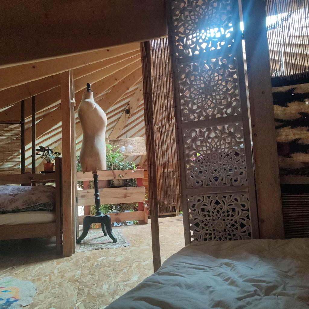 - une chambre avec vue sur un lit et un miroir dans l'établissement Grande yourte, à Boulc
