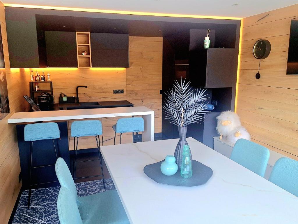 Photo de la galerie de l'établissement App d'exception 8pers, 66 m2, plein sud, confort, sauna, au calme, rénovation 2024, à Val Thorens 25 autres photos