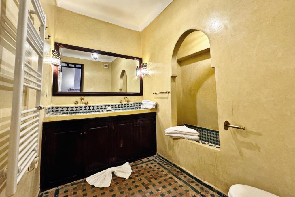 une salle de bain avec un lavabo et un miroir dans l'établissement Riad Sarasvati, à Marrakech