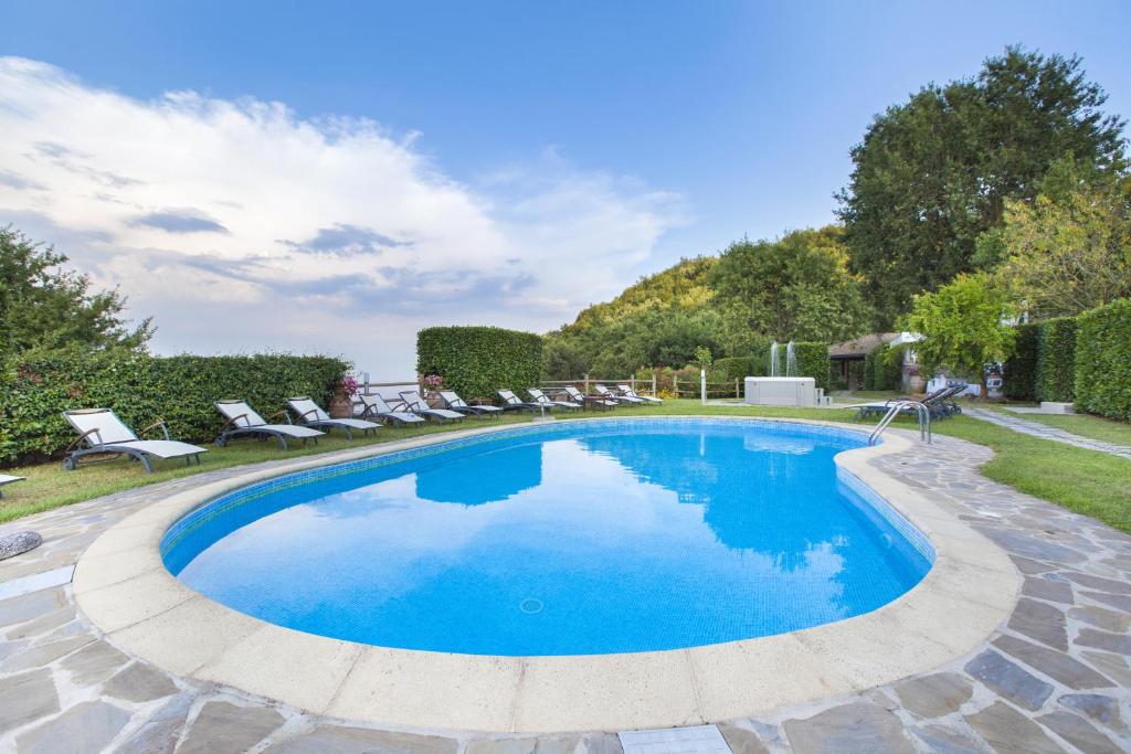 une piscine dans une cour avec des chaises autour dans l'établissement AMORE RENTALS - Villa Calisto, à Sant'Agnello
