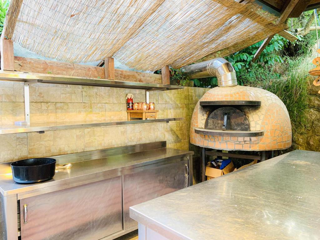 - une cuisine avec un four à pizza au mur dans l'établissement AMORE RENTALS - Villa Calisto, à Sant'Agnello