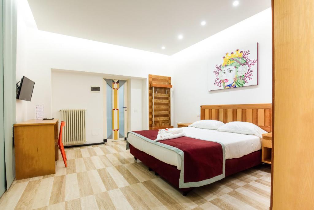 une chambre avec un lit et une télévision dans l'établissement AMORE RENTALS - Villa Calisto, à Sant'Agnello