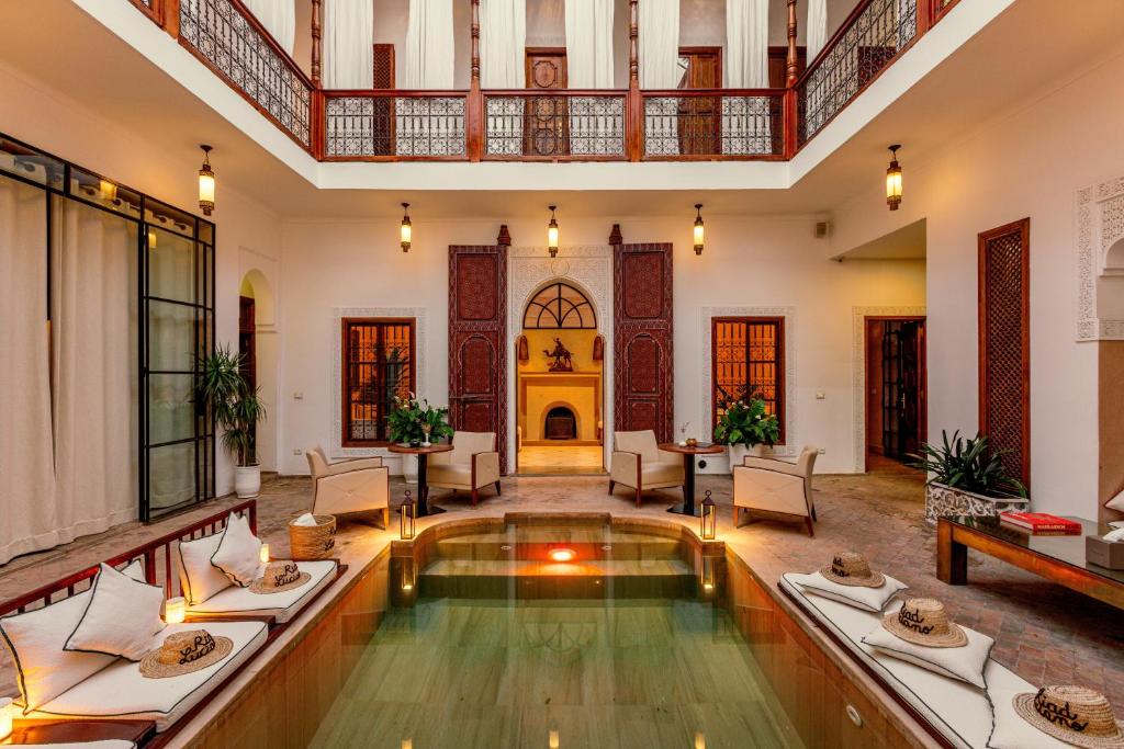 Cette grande chambre dispose d'une piscine au milieu d'un bâtiment. dans l'établissement Riad Luciano Hotel and Spa, à Marrakech