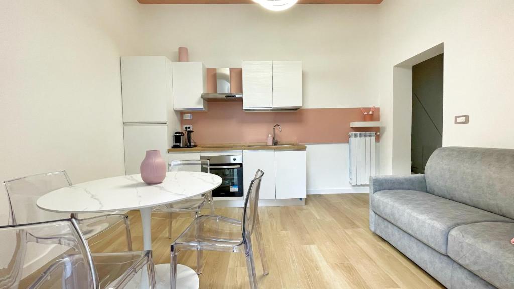 une cuisine et un salon avec une table et un canapé dans l'établissement Color Houses Pescara Centro, à Pescara