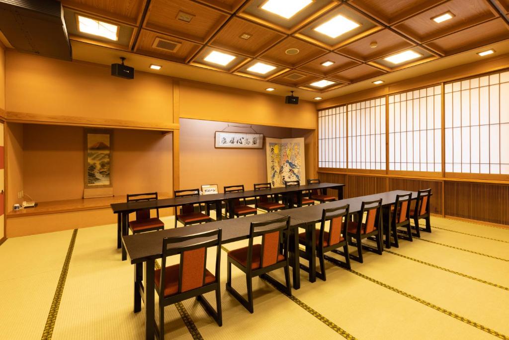 Cette grande chambre comprend une grande table et des chaises. dans l'établissement Niemonya, à Uozu 128 autres photos