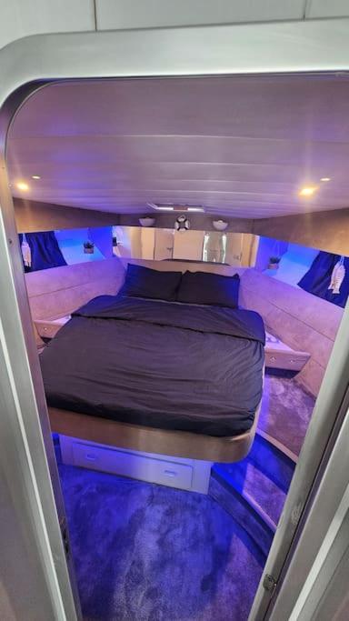 - une vue sur le plafond d'une petite chambre avec 2 lits dans l'établissement Nuits insolites sur un bateau 12m en pleine nature, à Bully