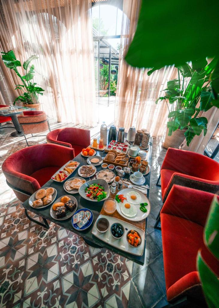 une table avec des assiettes de nourriture dans l'établissement Riad Jawad & Spa, à Marrakech