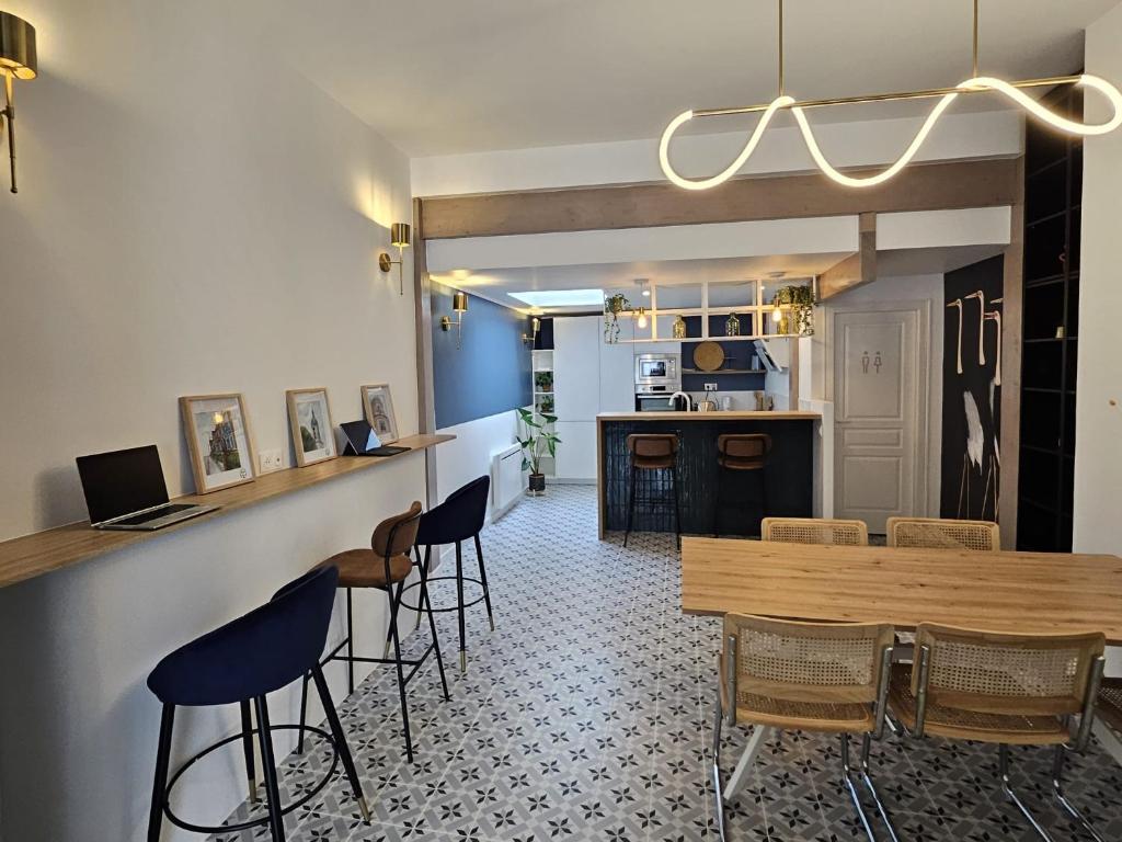 Elégante maison amiénoise - proche gare, home-cinéma, 3 chambres doubles, 1 chambre familiale avec jacuzzi privatif - La Maison Des Petits Sablon 3