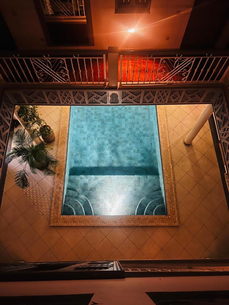 une vue aérienne d'une piscine dans un immeuble dans l'établissement Riad Bibazia, à Marrakech