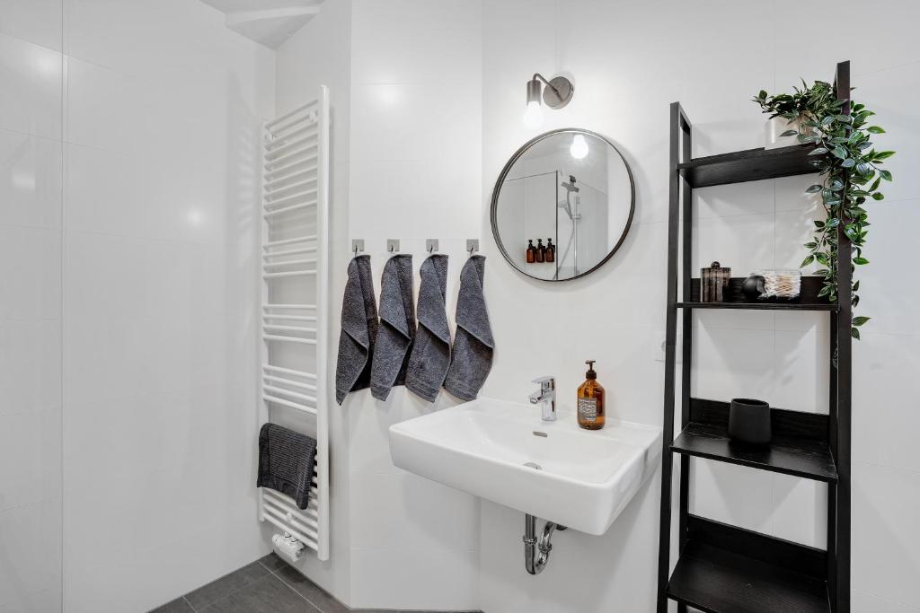 Emerald Design - Free Parking & Panoramic View by HERO HOMES 4