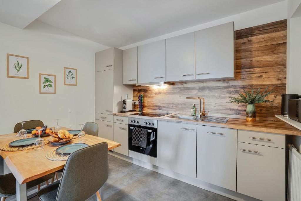 Emerald Design - Free Parking & Panoramic View by HERO HOMES 3