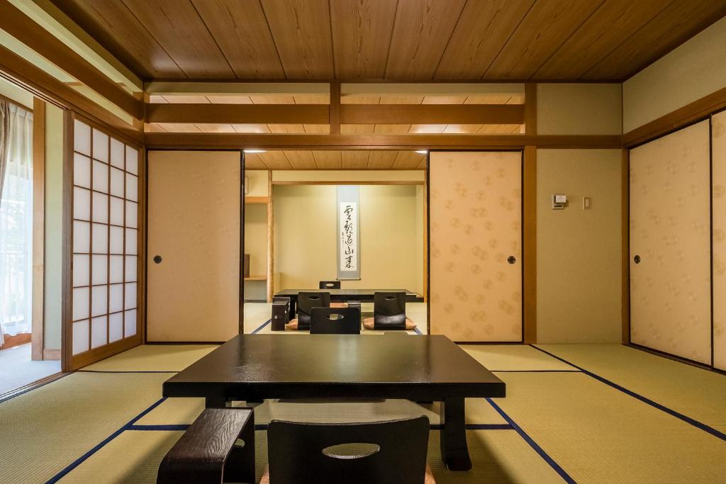 une pièce avec une table et des chaises dans une pièce dans l'établissement Shiunso, à Hakone 37 autres photos
