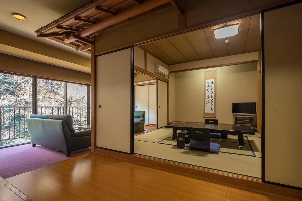 - un salon avec une table de ping-pong et un canapé dans l'établissement Shiunso, à Hakone