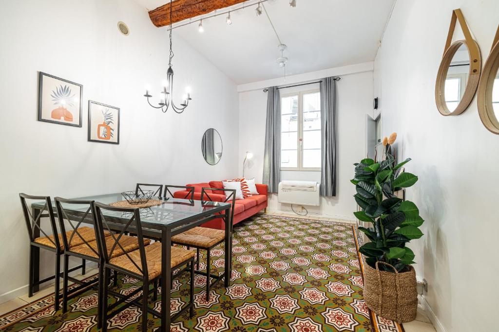 2 Bdr with Independent Studio - Old Town