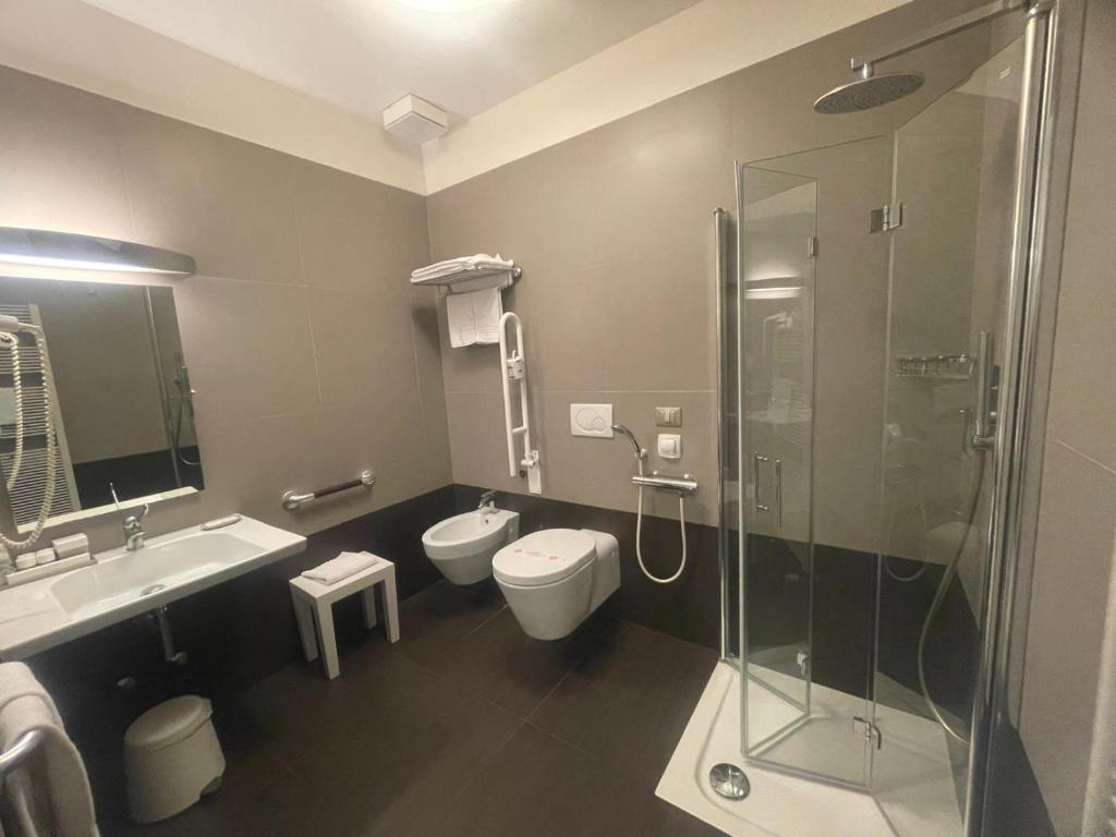 La salle de bains est pourvue de 2 toilettes et d'une douche. dans l'établissement Hotel & Residence Cavalluccio Marino, à Rimini 77 autres photos