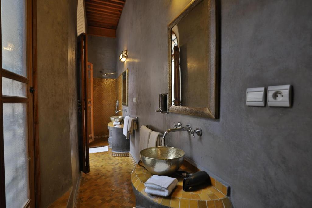 une salle de bain avec un lavabo et un miroir dans l'établissement Riad Layla, à Fès