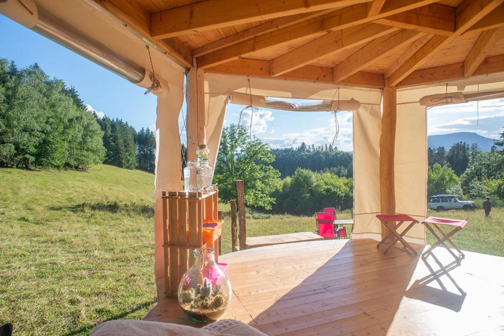- un kiosque avec un vase en verre sur une table dans l'établissement Dôme en pleine nature, à Lusse