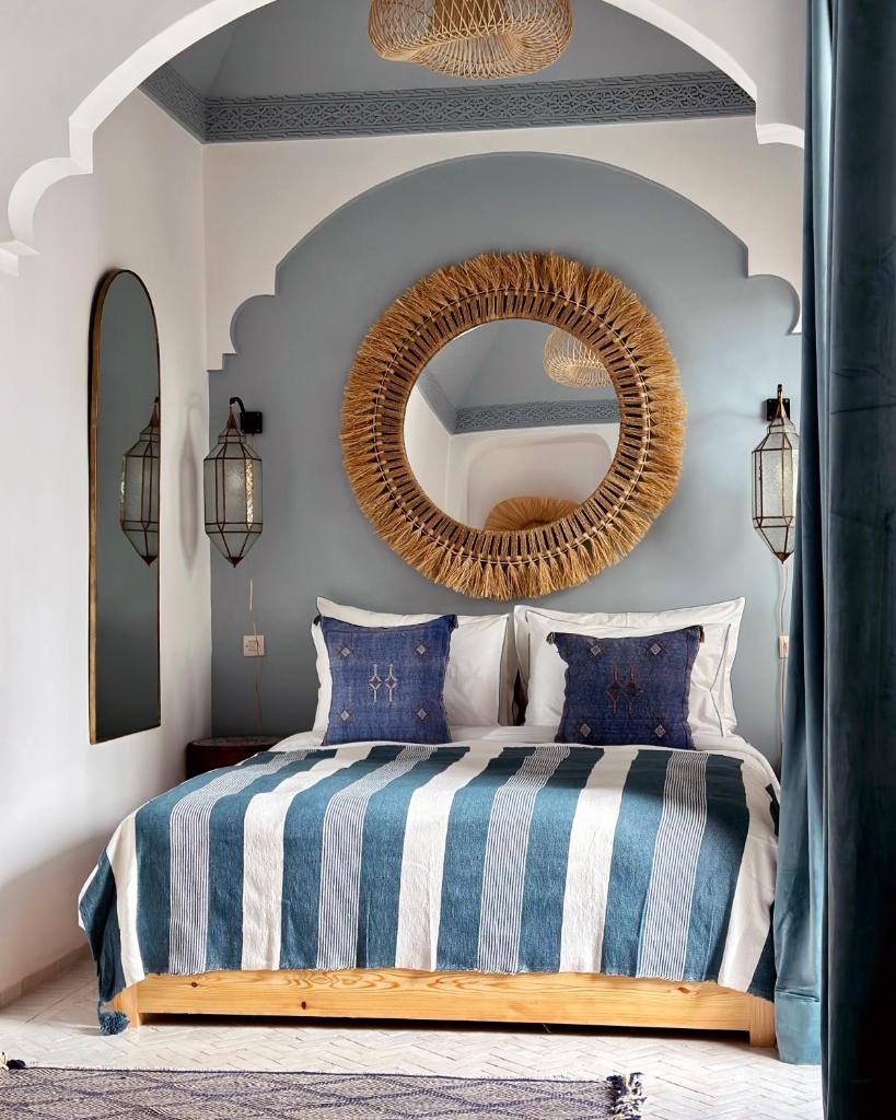 - une chambre avec un lit et un grand miroir dans l'établissement Riad Jalma, à Marrakech 10 autres photos