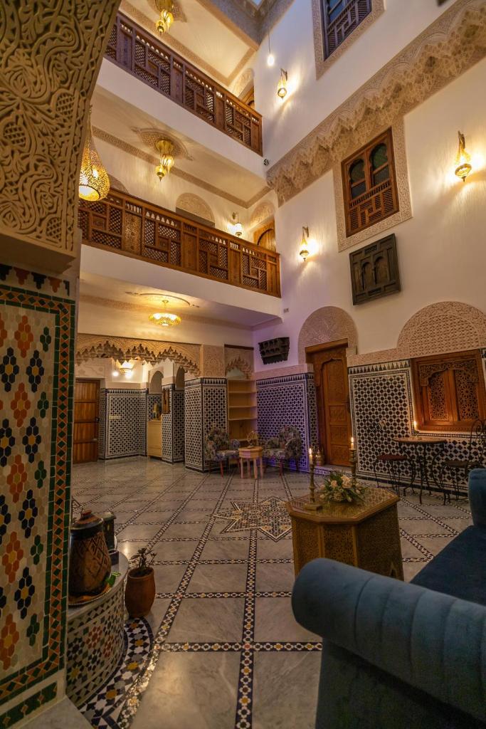 un salon avec une grande pièce avec un grand carrelage au sol dans l'établissement Riad Ridaya, à Fès