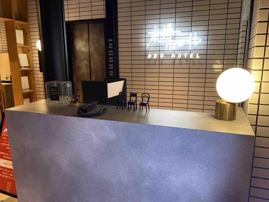 un comptoir dans un magasin avec une table et des chaises dans l'établissement Hotel Odo-Adult Only, à Fukuoka 90 autres photos