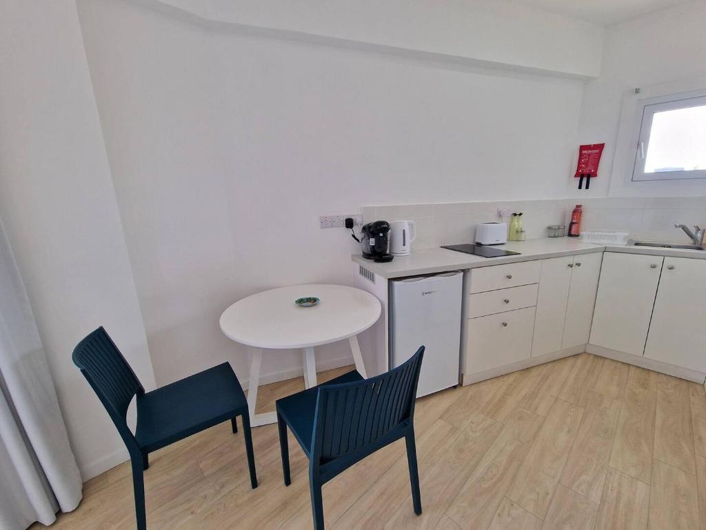 Kitieos Central Apts 100m from Finikoudes Beach 8