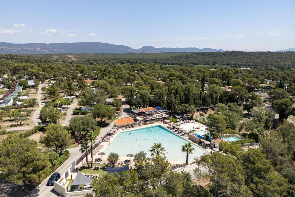 une vue aérienne d'un complexe avec piscine dans l'établissement Camping RCN Domaine de la Noguière, au Muy