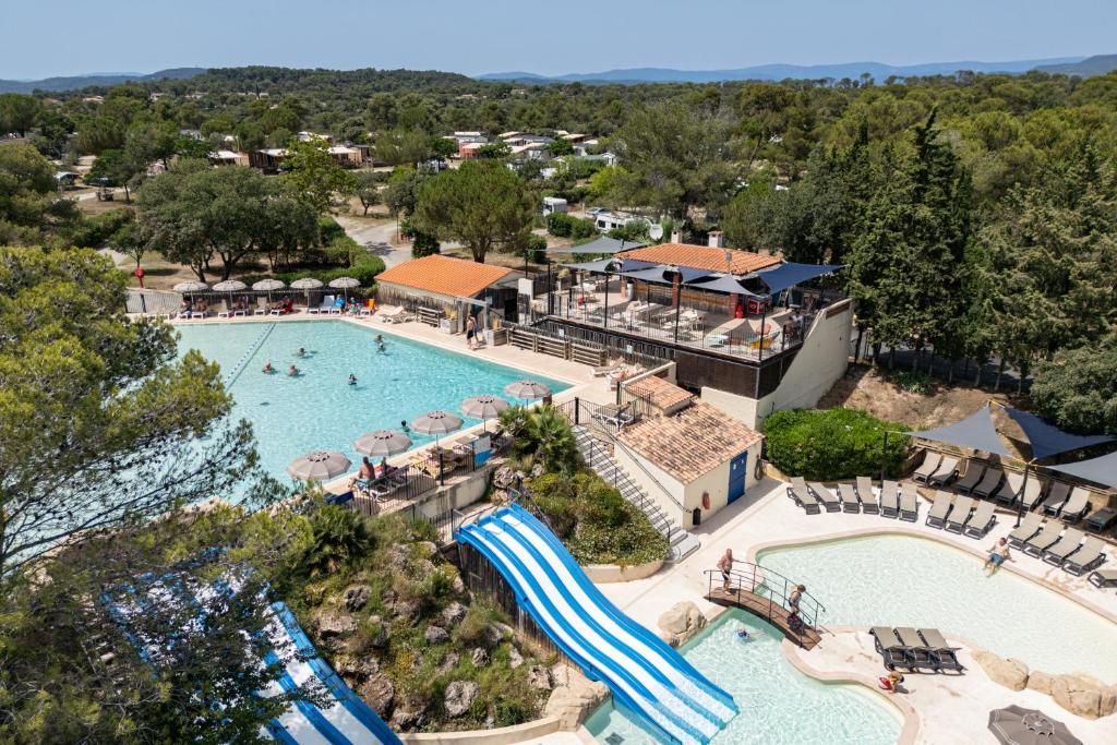 une vue aérienne d'une piscine dans un complexe hôtelier dans l'établissement Camping RCN Domaine de la Noguière, au Muy