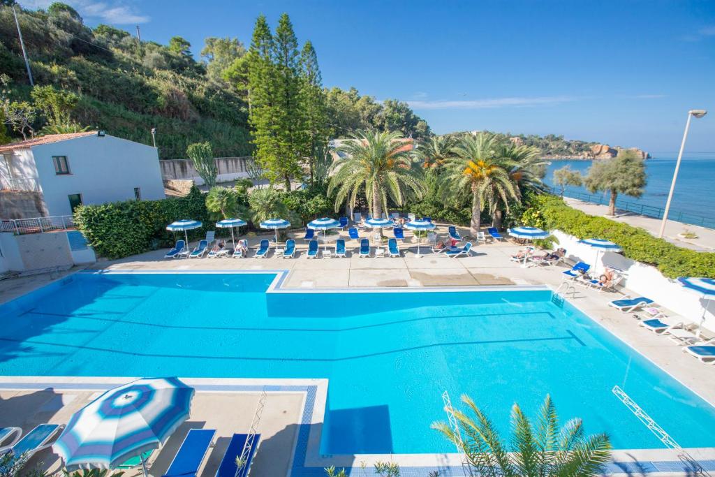- une vue sur la piscine et l'océan dans l'établissement Hotel Tourist, à Cefalù