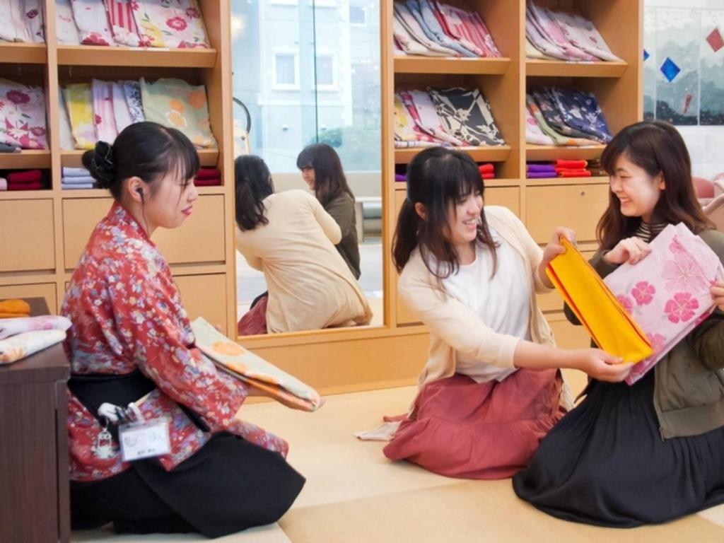 un groupe de femmes assises par terre dans un magasin dans l'établissement 汐の丸, à Imabari