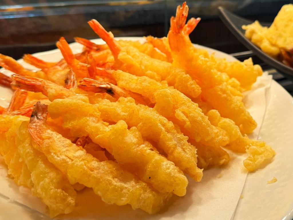 une assiette de nourriture avec des frites dessus dans l'établissement Hotel Kusakabe Armeria, à Gero