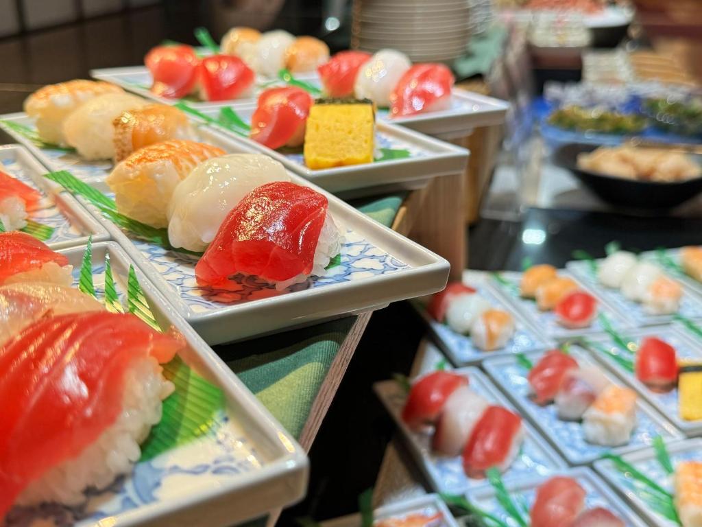 une rangée de sushis présentée dans un magasin dans l'établissement Hotel Kusakabe Armeria, à Gero