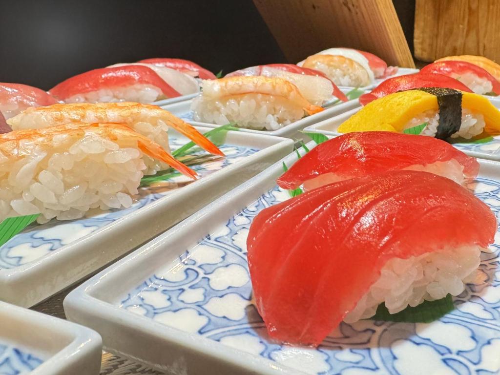 - un plateau de sushis et de riz sur une table dans l'établissement Hotel Kusakabe Armeria, à Gero 37 autres photos