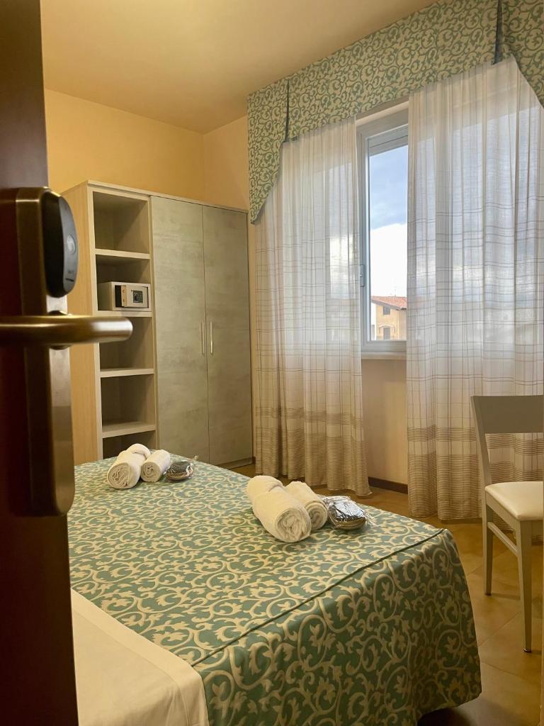 une chambre d'hôtel avec un lit avec des serviettes dessus dans l'établissement Hotel Costa Verde, à Tortoreto Lido 47 autres photos