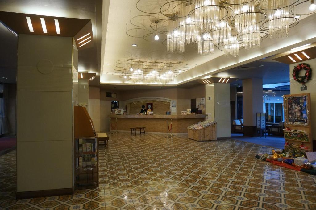 un hall d'un magasin avec un lustre dans l'établissement Bosenkan, à Gero 37 autres photos