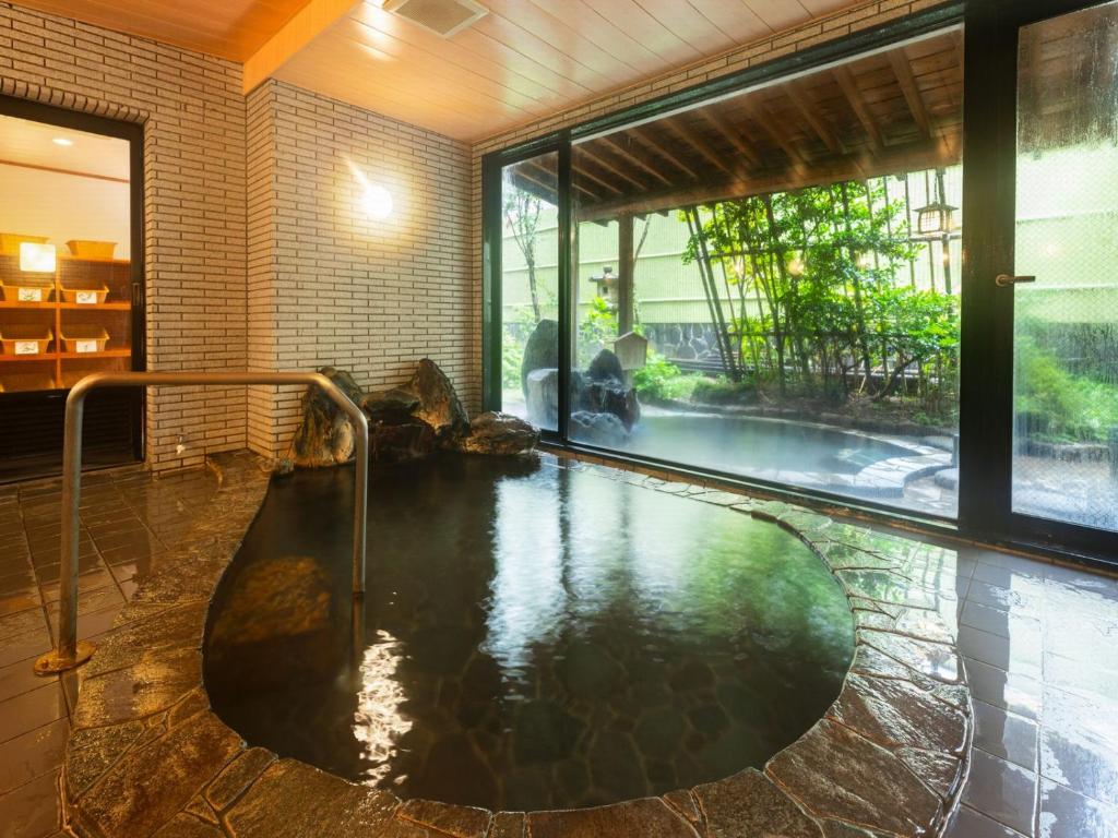 - une piscine intérieure dans une maison avec piscine dans l'établissement Otowaya Ryokan, à Yuzawa