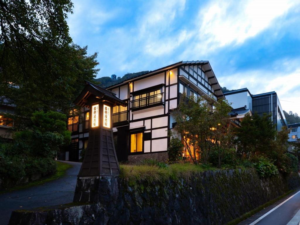 une maison avec un escalier qui y mène dans l'établissement Otowaya Ryokan, à Yuzawa
