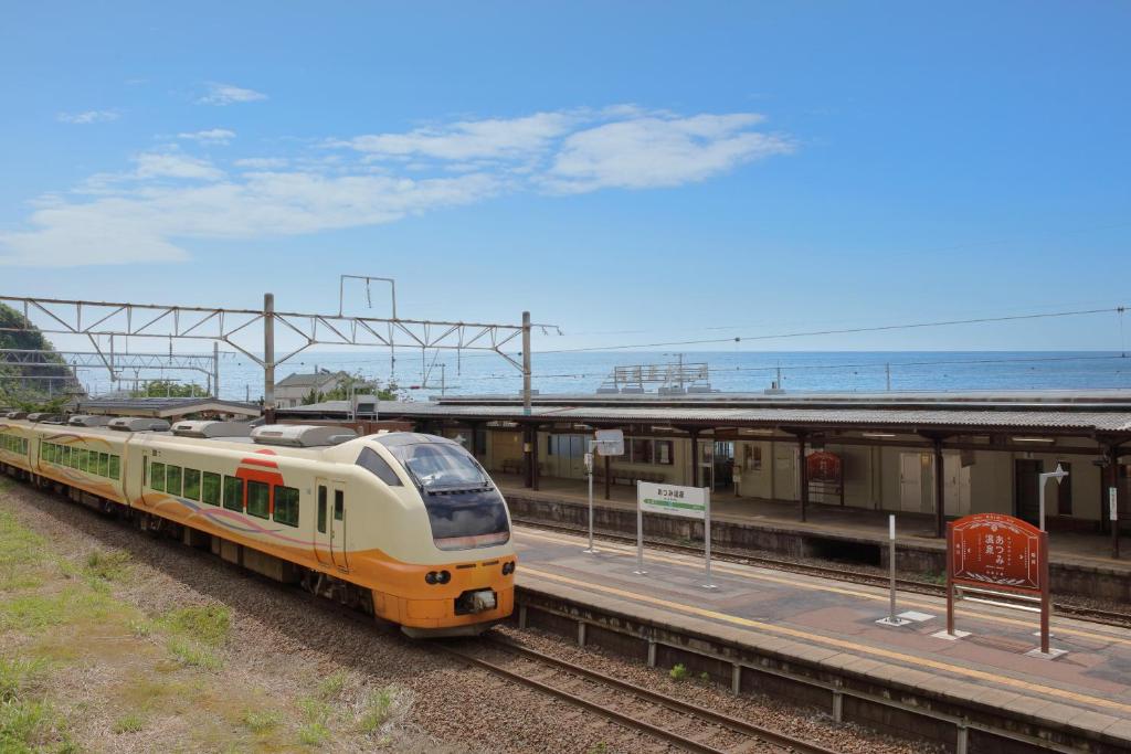 un train jaune arrive dans une gare dans l'établissement Bankokuya, à Tsuruoka