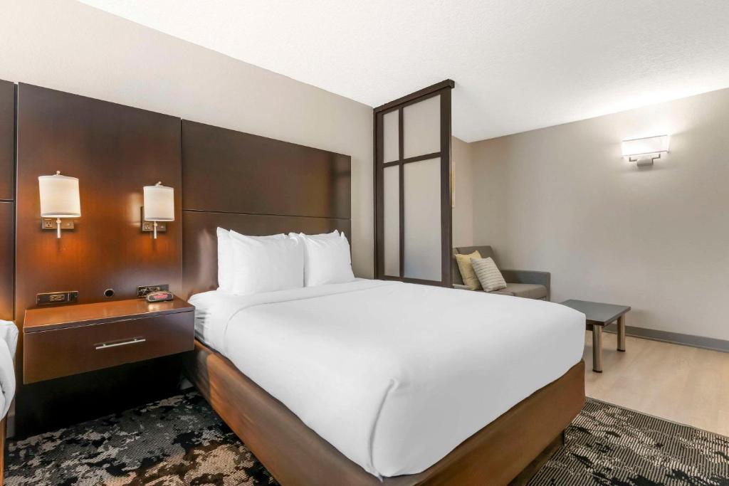 Comfort Inn & Suites Near Universal Orlando Resort-Convention Ctr Image