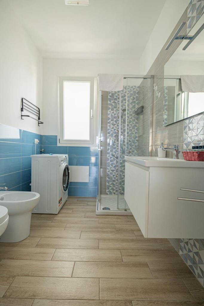 une salle de bain avec un lavabo et une douche dans l'établissement Villa Portofino, à Campofelice di Roccella 33 autres photos